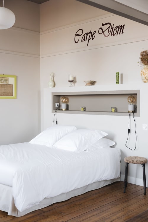Chambre moderne à La Maison D'olivier B&B à Mesnard La Barotière avec literie blanche et rangements intégrés