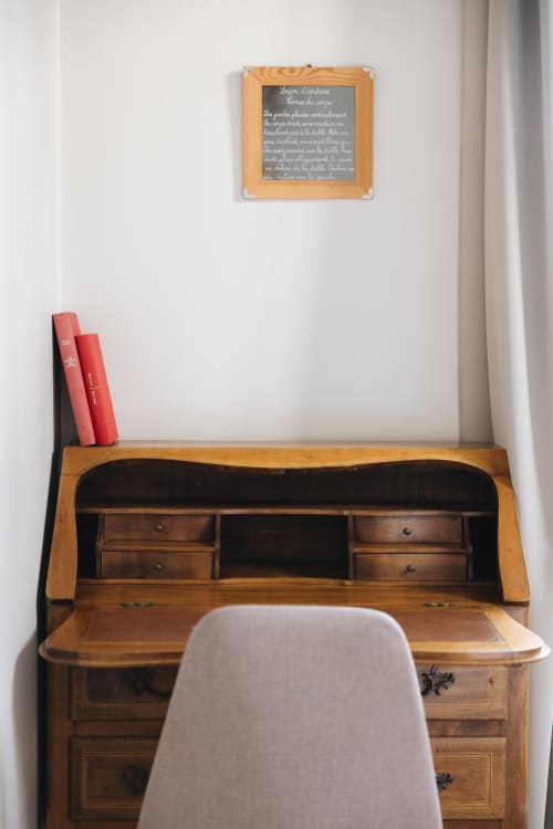 Bureau en bois avec chaise à La Maison D'olivier B&B à Mesnard La Barotière, avec du texte français encadré au-dessus