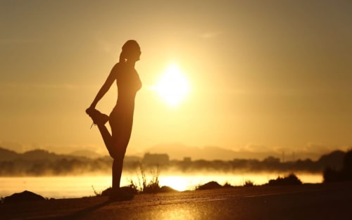 Silhouette s'étirant au coucher de soleil près de l'eau à La Maison De Fleurat, Domeyrot France