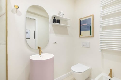 Bagno con doccia moderna e marmo a Trastevere, rifiniture di lusso, soggiorno esclusivo a Roma