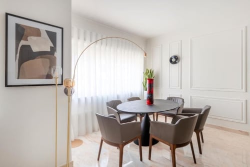 Vista panoramica del salone esclusivo con divano in pelle e arredamenti moderni a Trastevere, Roma
