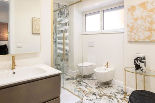 Bagno elegante con doccia e marmo a Trastevere, soggiorno esclusivo a Roma