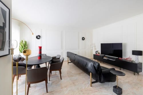 Salone completo con divano in pelle, TV 65 pollici e cucina moderna a Trastevere, soggiorno di lusso a Roma