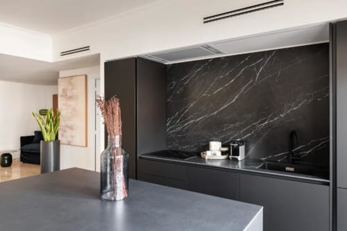 Salone con cucina moderna a Trastevere, design elegante e ambiente luminoso, soggiorno esclusivo a Roma