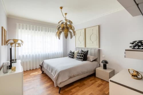 Stanza matrimoniale con letto elegante e parquet, soggiorno esclusivo a Roma, Trastevere