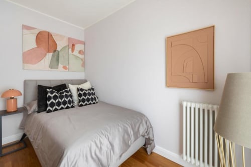 Camera matrimoniale di lusso con parquet e arredi contemporanei, soggiorno esclusivo a Trastevere, Roma