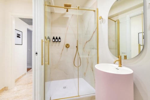 Bagno esclusivo con doccia moderna e rifiniture in marmo a Trastevere, Roma