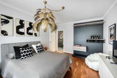 Camera matrimoniale di lusso con bagno en suite e vasca, parquet e arredamenti moderni, soggiorno esclusivo a Trastevere, Roma