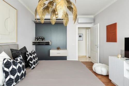 Camera matrimoniale di lusso con parquet e arredamenti moderni, soggiorno elegante a Trastevere, Roma