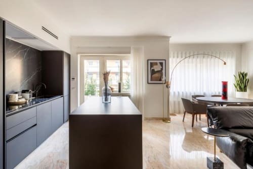 Vista panoramica del salone esclusivo con divano in pelle e arredamenti moderni a Trastevere, Roma