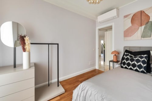 Stanza matrimoniale con letto elegante e parquet, soggiorno esclusivo a Roma, Trastevere