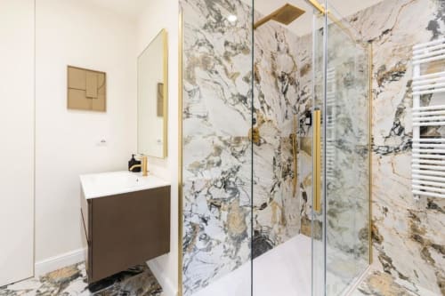 Bagno esclusivo con doccia moderna e marmo a Trastevere, design lussuoso a Roma