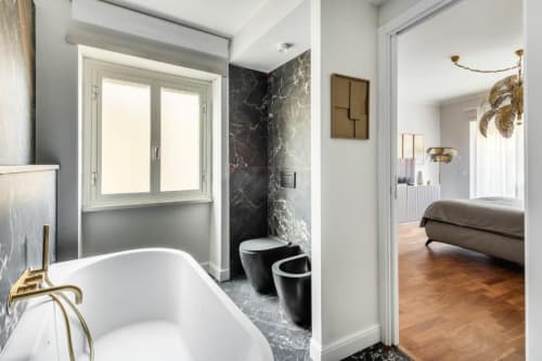 Bagno di lusso con vasca e pavimento in marmo, ambiente raffinato a Trastevere, Roma
