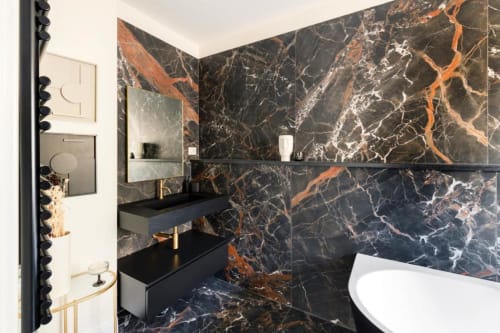 Bagno en suite con vasca, rifiniture in marmo e design elegante, soggiorno esclusivo a Trastevere, Roma