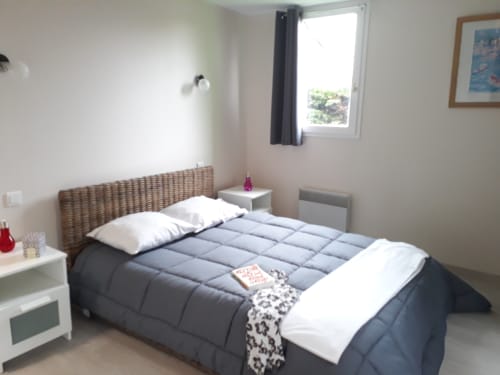 La chambre principale est équipée d'un lit en 160 cm