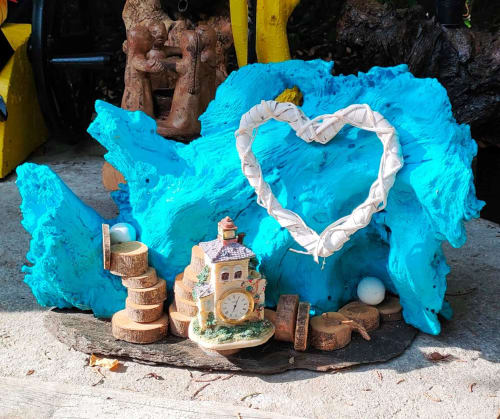 Maisonnette artistique en rondins de bois et objets hétéroclites assemblés avec harmonie. Une alliance unique de bois et de plastique, œuvre de recyclage signée Florent Arnaud. Visible au Portel des Arnaud, chambres d'hôtes dans les Cévennes, sud de la France. Séjour nature et détente, hotel