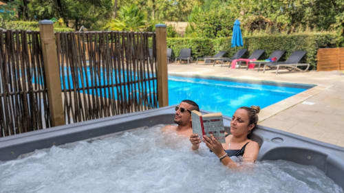 Le jacuzzi est le lieu de détente préféré des couples qui souhaitent passer un moment agréable 