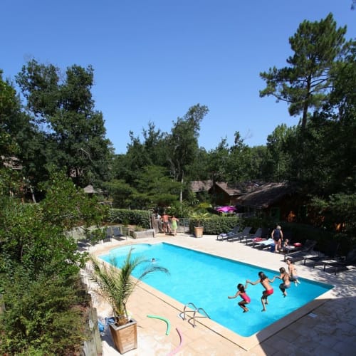 La piscine du village Nature et Océan est chauffée en été. Les enfants aiment y plonger qu'on soit en été ou pas.