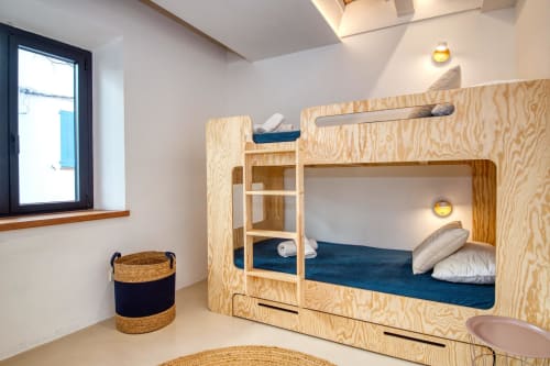 Modern bunk bed room at Finques Garcia Enrich hotel in Palafrugell with wooden built-in bunks, blue mattresses, and natural