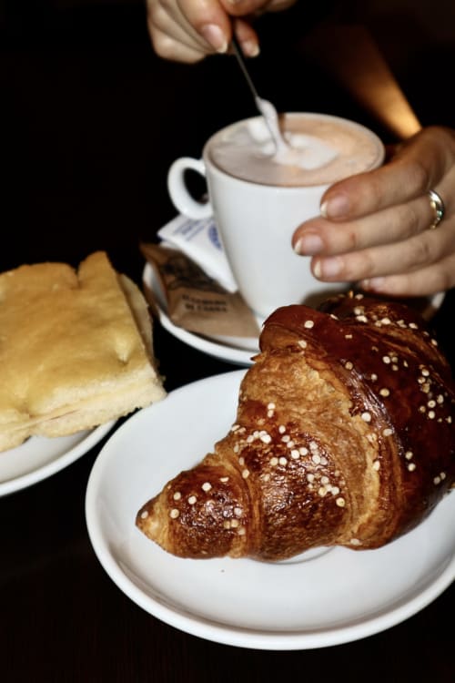 Fresco cornetto e cappuccino serviti all'hotel Agorà Calamandrana in Italia