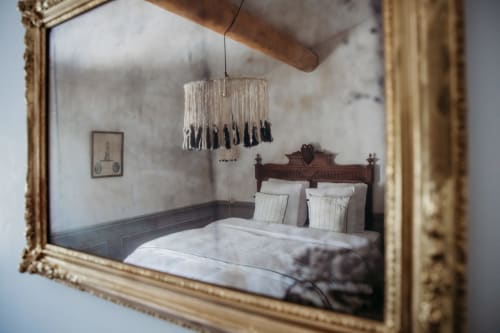 Histoire room at Mas des Ecoliers, with authentic décor and modern comfort. Perfect for a romantic weekend in Provence.
