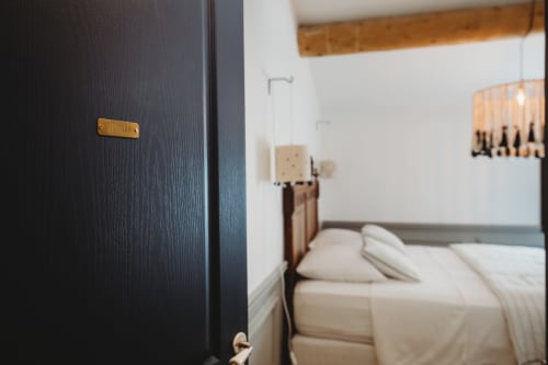 Relaxing romantic stay in Provence in Histoire room at Mas des Ecoliers, warm and authentic atmosphere.