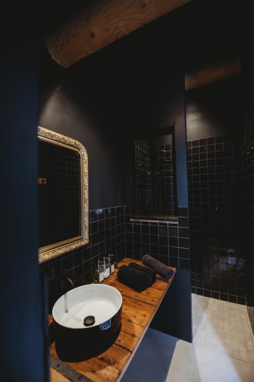Romantic and relaxing experience in Histoire room at Mas des Ecoliers, in the heart of Provence, ideal for couples.
