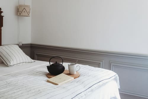 Histoire room at Mas des Ecoliers in Saint-Rémy-de-Provence, ideal for couples seeking relaxation and exploring the Alpilles. Cozy, authentic atmosphere.