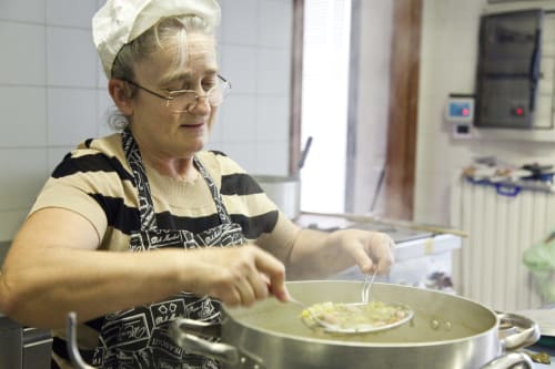 Chef che prepara la pasta nella cucina dell'hotel Agorà Calamandrana in Italia