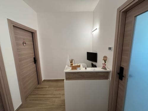 Moderna reception della Dimora Di Ipno B&B a Vallata con dettagli in legno, televisore e area di lavoro