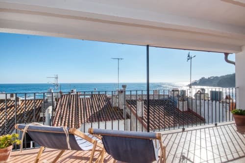 Terrasse avec transats face à la Méditerranée à la maison d'un pêcheur à Palafrugell, Espagne