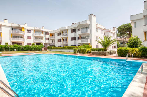Piscine des appartements Finques Garcia Enrich à Palafrugell avec bâtiments méditerranéens