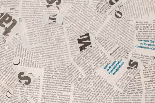 Pages de journal français avec grands textes superposés sur l'Hôtel La Prison à Béziers