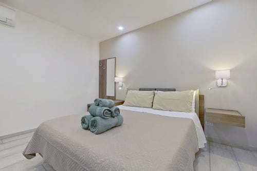 Habitación Estándar Moderna en Museo19 B&B Nápoles con cama matrimonial, toallas enrolladas y decoración minimalista contemporánea