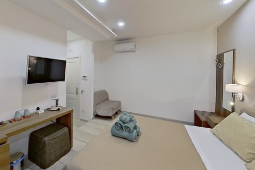 Habitación Estándar Museo19 en Nápoles con cama, TV, escritorio, zona de estar y comodidades modernas