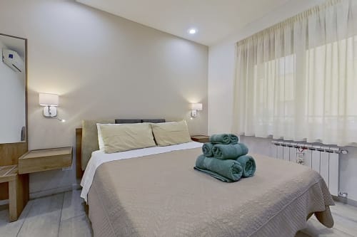 Habitación Estándar Moderna en Museo19 bed & breakfast de Nápoles con cama queen, toallas verdes y mobiliario contemporáneo