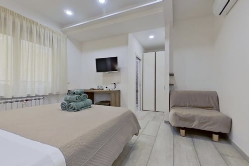 Habitación Estándar Museo19 en Nápoles con dos camas, TV, área de trabajo y modernas comodidades en diseño minimalista y luminoso