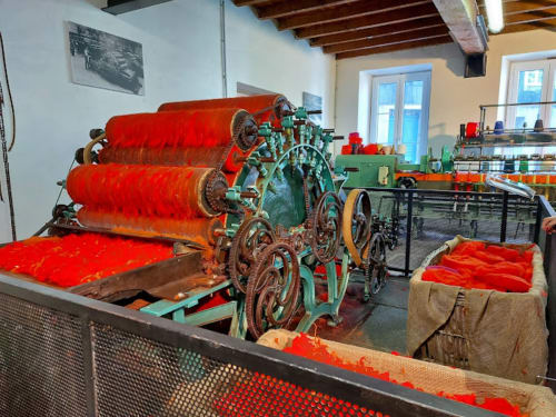 Machinerie historique de teinture textile avec tissus rouges à la Bastide du Thoré, Labastide-Rouairoux