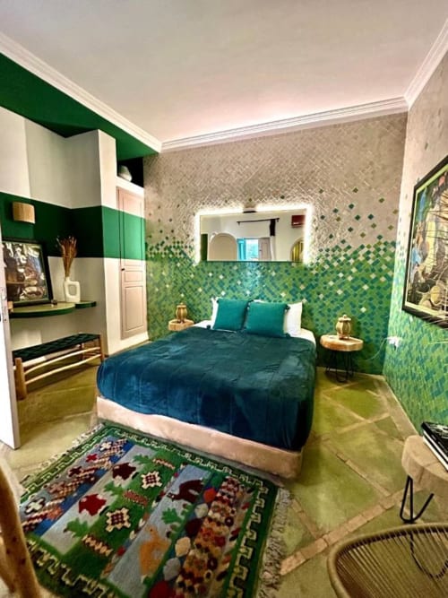 La chambre Jade du Riad Les Lauriers Blancs à Marrakech avec ses zeliges verts, son lit turquoise et sa décoration marocaine traditionnelle