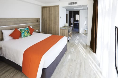 Offrez vous un moment d’exception dans notre chambre double supérieure. Pouvant accueillir jusqu’à 3 personnes. 
Idéale pour un séjour en couple, en famille ou professionnel. Des chambres adaptées à vos besoins, avec climatisation, literie haute qualité et parking gratuit. Situé entre Marseille et Aubagne, à 10 minutes de Cassis.
