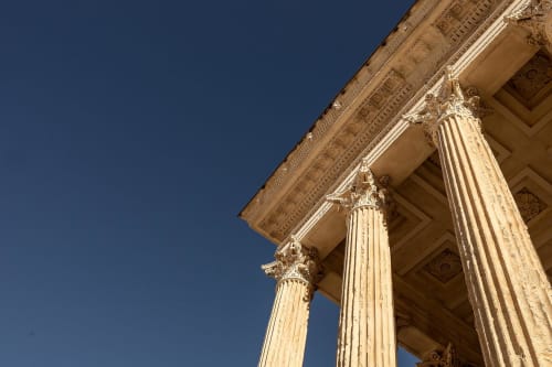 vacances occitanie
- Colonnes corinthiennes classiques du Prieuré Notre-Dame à Montfrin, France, sur un ciel bleu dégagé