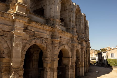 Anciennes arcades de pierre et ruines du Prieuré Notre-Dame à Montfrin, France, un gîte historique