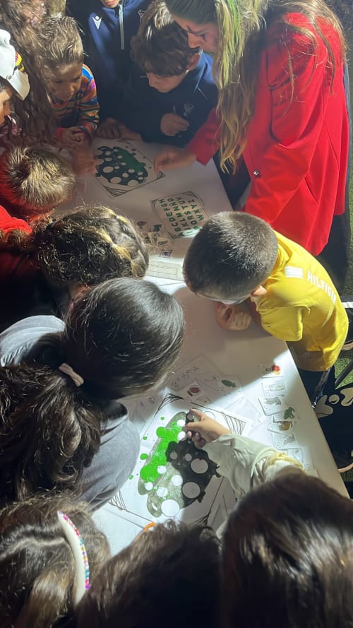 Niños participando en una actividad educativa interactiva en Bungalow Buda Beach Chipiona, España