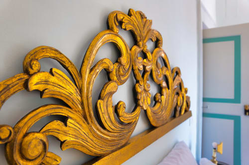 Decorazione dorata ornamentale in legno intagliato nella sala Villa Ceci Family Practice, Andria