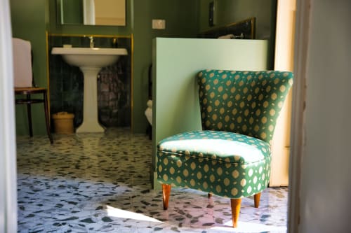 Poltrona wingback verde nella sala famiglia di Villa Ceci, Andria Italia con vista giardino e bagno moderno