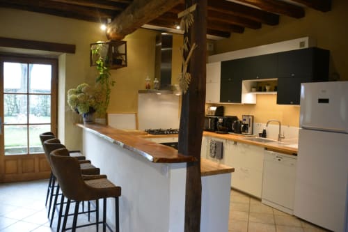 Cuisine équipée des Granges du Château de Ribourdin, Gîte de Charme avec Piscine et Spa proche d'Auxerre et Chablis