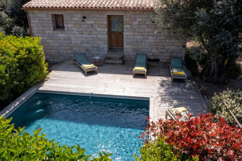 Découvrez la bergerie SOPHIA, un paradis niché dans le hameau d'Alivaccia avec une vue dégagée, piscines individuelles traitées au sel et chauffées. Située entre Porto Vecchio et Bonifacio, cette ancienne oliveraie vous invite au farniente sous le soleil de la Corse. Profitez de l'ambiance cosy des 2 chambres queen size et du confort moderne du Caseddu traditionnels Corse. Plancha et borne électrique à disposition pour un séjour inoubliable. Les petits sont les bienvenus avec des équipements dédiés. Piscine privée, jardins accessibles, parking et plus encore. Réservez dès maintenant pour une expérience authentique en Corse.