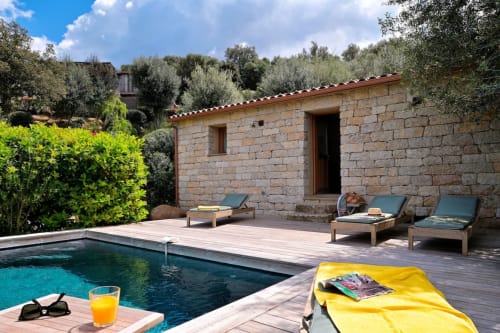 Découvrez la bergerie SOPHIA, un paradis niché dans le hameau d'Alivaccia avec une vue dégagée, piscines individuelles traitées au sel et chauffées. Située entre Porto Vecchio et Bonifacio, cette ancienne oliveraie vous invite au farniente sous le soleil de la Corse. Profitez de l'ambiance cosy des 2 chambres queen size et du confort moderne du Caseddu traditionnels Corse. Plancha et borne électrique à disposition pour un séjour inoubliable. Les petits sont les bienvenus avec des équipements dédiés. Piscine privée, jardins accessibles, parking et plus encore. Réservez dès maintenant pour une expérience authentique en Corse.
