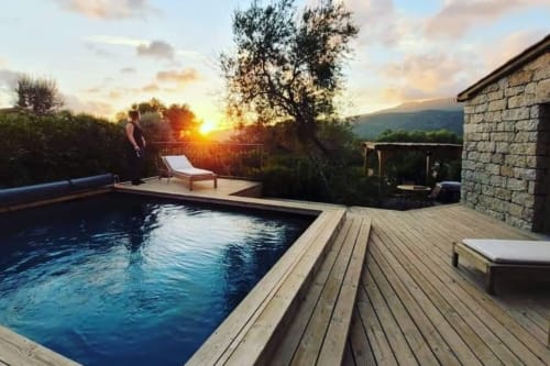 Découvrez la bergerie SOPHIA, un paradis niché dans le hameau d'Alivaccia avec une vue dégagée, piscines individuelles traitées au sel et chauffées. Située entre Porto Vecchio et Bonifacio, cette ancienne oliveraie vous invite au farniente sous le soleil de la Corse. Profitez de l'ambiance cosy des 2 chambres queen size et du confort moderne du Caseddu traditionnels Corse. Plancha et borne électrique à disposition pour un séjour inoubliable. Les petits sont les bienvenus avec des équipements dédiés. Piscine privée, jardins accessibles, parking et plus encore. Réservez dès maintenant pour une expérience authentique en Corse.