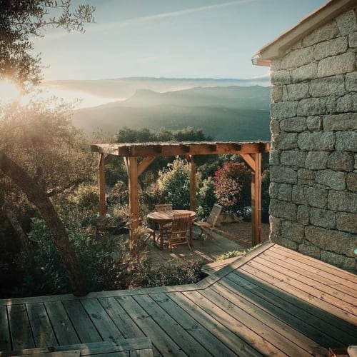 Découvrez la bergerie SOPHIA, un paradis niché dans le hameau d'Alivaccia avec une vue dégagée, piscines individuelles traitées au sel et chauffées. Située entre Porto Vecchio et Bonifacio, cette ancienne oliveraie vous invite au farniente sous le soleil de la Corse. Profitez de l'ambiance cosy des 2 chambres queen size et du confort moderne du Caseddu traditionnels Corse. Plancha et borne électrique à disposition pour un séjour inoubliable. Les petits sont les bienvenus avec des équipements dédiés. Piscine privée, jardins accessibles, parking et plus encore. Réservez dès maintenant pour une expérience authentique en Corse.